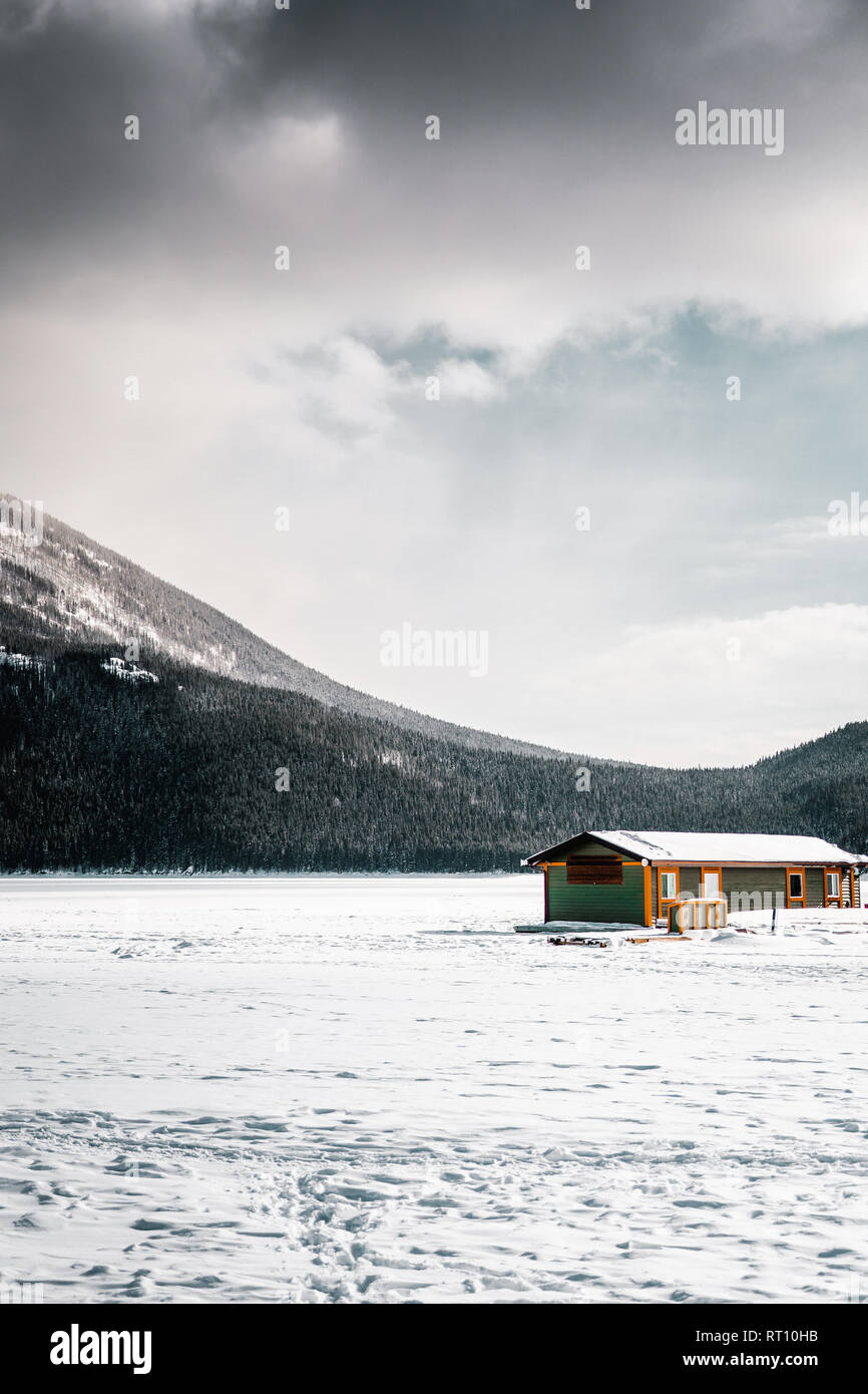 Scenic Lake Minnewanka in Banff National Park during the winter (Alberta, Canada) Stock Photo