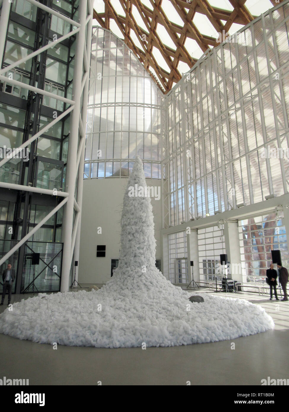 26 February 2019, France (France), Metz: The installation 'Relatum - Cotton Tower' by Lee Ufan in the exhibition 'Habiter le temps' at the Centre Pompidou. Ufan, who studied philosophy in Japan after completing his art degree, uses his art to seek a new arrangement of already existing things by relating them to the surrounding space. (to dpa 'Metz dedicates star artist Lee Ufan retrospective: The art of silence' from 27.02.2019) Photo: Sabine Glaubitz/dpa Stock Photo