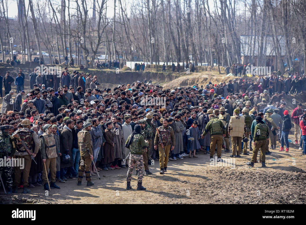 Budgam, Jammu and Kashmir, India. 27th Feb, 2019. Indian army men are seen standing on guard as the kashmiri villagers gathered near the wreckage of an aircraft that crashed in Budgam area.A civilian and six Indian Air Force personnel were killed after a Mi-17 chopper crashed near Garend Kalan village in Budgam which is some 30 Kms from Summer Capital Srinagar Kashmir. Credit: Idrees Abbas/SOPA Images/ZUMA Wire/Alamy Live News Stock Photo