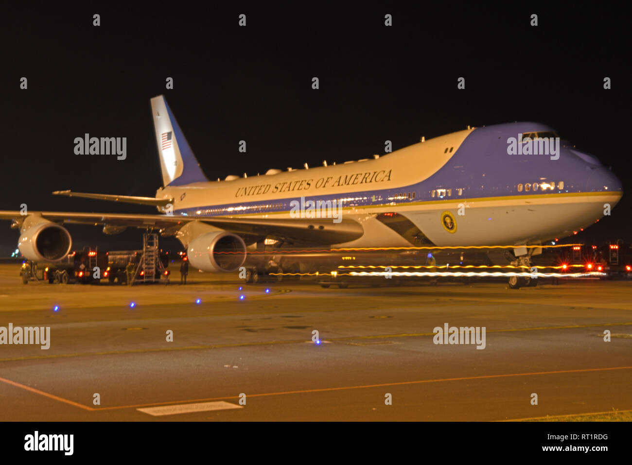 Air Force One receives fuel during a stop at RAF Mildenhall, England, Feb. 26, 2019. Air Force One, carrying President Donald J. Trump and a contingency of White House officials and media members, received fuel and logistical support before continuing on the journey to Hanoi, the capital city of Vietnam, for the president’s second summit North Korean leader Kim-Jong Un. (U.S. Air Force photo by Airman 1st Class Brandon Esau) Stock Photo