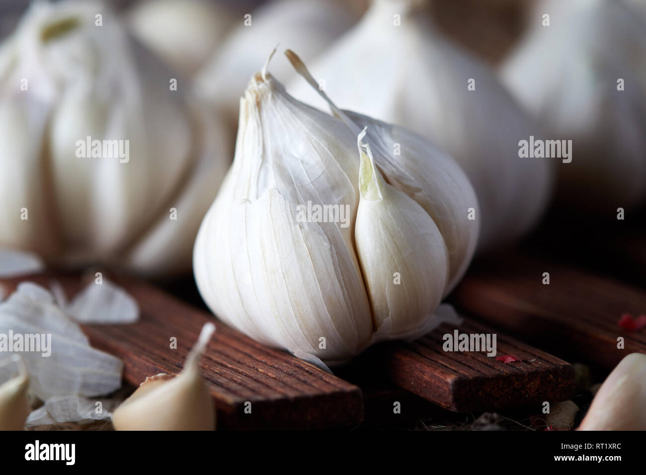Raw organic garlic (Allium sativum) on kitchen table Stock Photo - Alamy