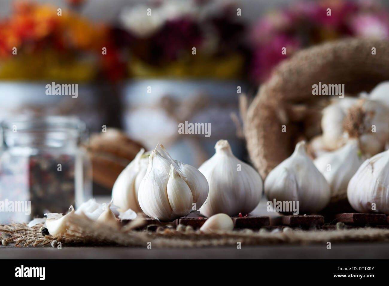 Raw organic garlic (Allium sativum) on kitchen table Stock Photo - Alamy