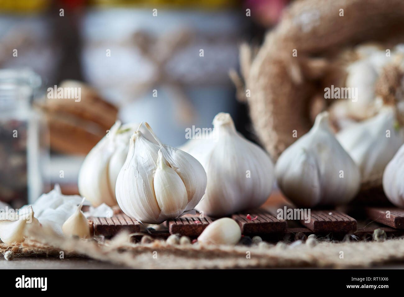Raw organic garlic (Allium sativum) on kitchen table Stock Photo - Alamy
