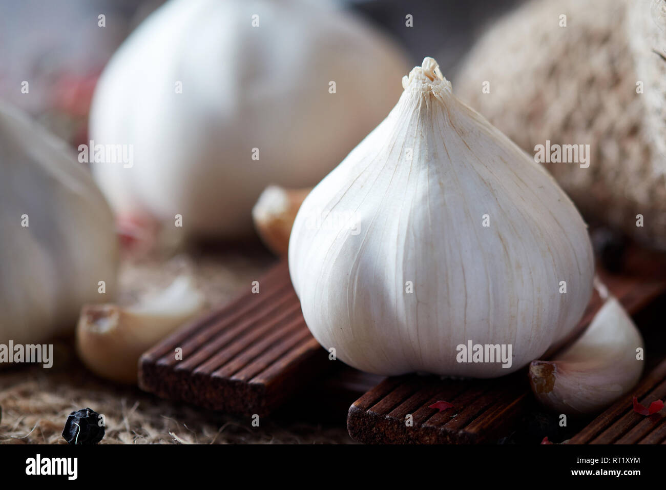 Raw organic garlic (Allium sativum) on kitchen table Stock Photo - Alamy