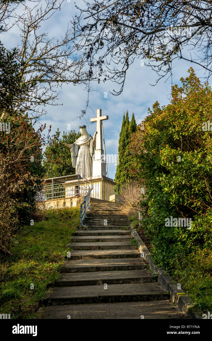 Statue de la Vierge Marie et croix surplombant la ville historique de Moissac, Tarn et Garonne, France 82 Europe Stock Photo