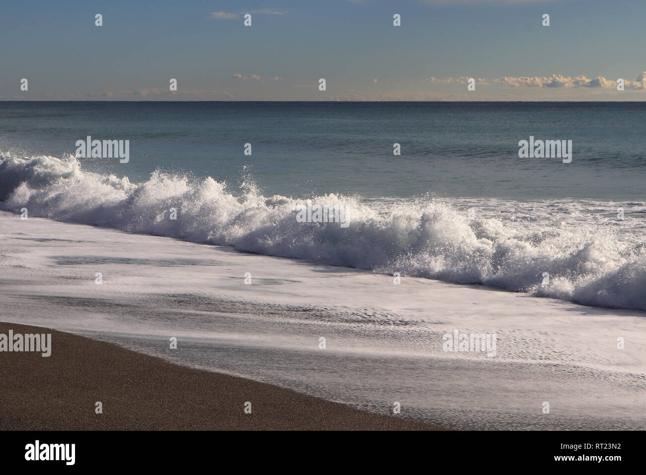 Foam on the beach hi-res stock photography and images - Alamy