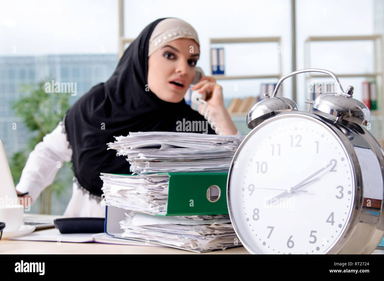 Woman muslim employee working in the office Stock Photo - Alamy