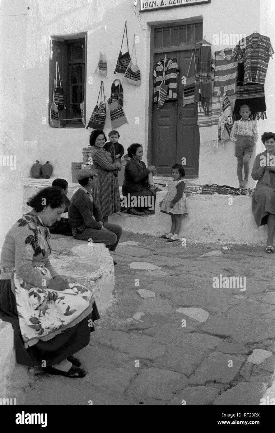 Griechenland, Greece - Greece, 1950s. Greek women with souvenirs for tourists. Photo by Erich Andres Griechenland - Frauen stellen Souvenirs für die Touristen her. Stock Photo