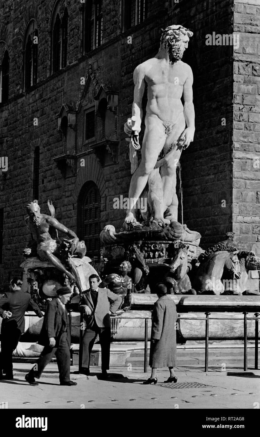 Travel to Florence - Italy in 1950s - people in front of the Fountain of Neptune, sculpture by Bartolomeo Ammannati, Palazzo Vecchio, Piazza della Signoria. Vor dem Neptunbrunnen in Florenz, Italien. Image date 1954. Photo Erich Andres Stock Photo