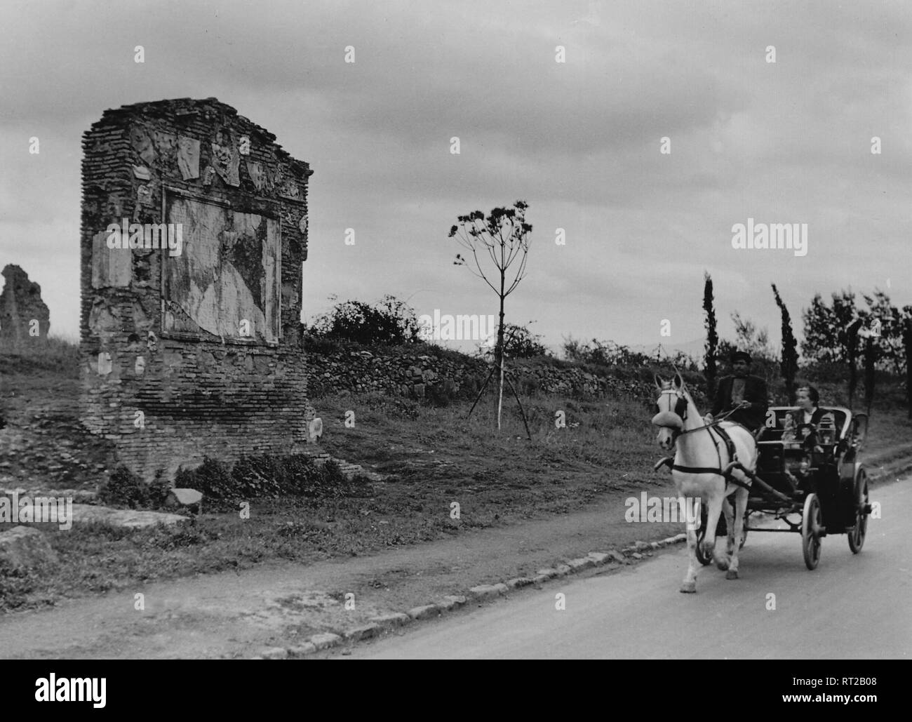 Travel to Rome - Italy in 1950s - carriage on the Via Appia Antica  near Rome. Kutsche auf der Via Appia Antica bei Rom, Italien. Image taken in 1954 by Erich Andres Stock Photo