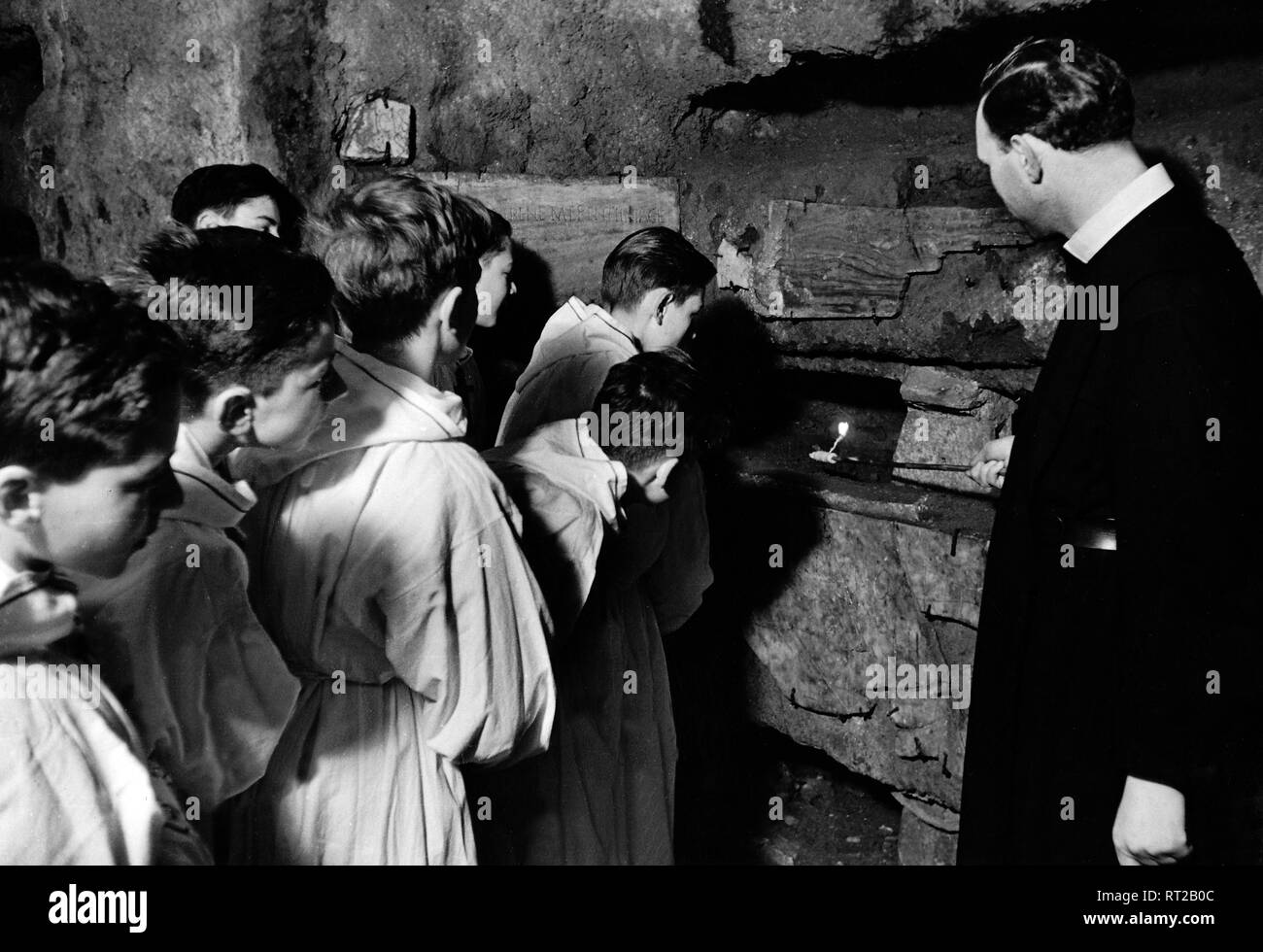 Travel to Rome - Italy in 1950s - Swiss choirboys visits the Domtilla Catacombs in Rome. Schweizer Chorknaben in den Katakomben der Domitilla in Rom, Italien. Image taken in 1954 by Erich Andres. Stock Photo