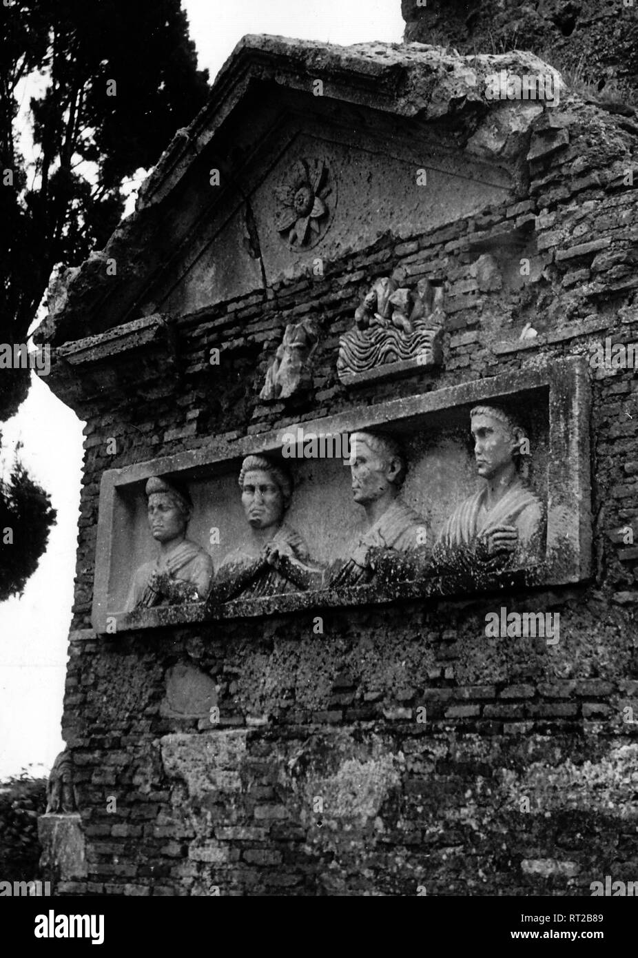 Travel to Rome - Italy in 1950s - Latin tomb, Via Appia Antica near Rome. Antike Gruft mit Grabplatte bei Rom, Italien. Image taken in 1954 by Erich Andres Stock Photo