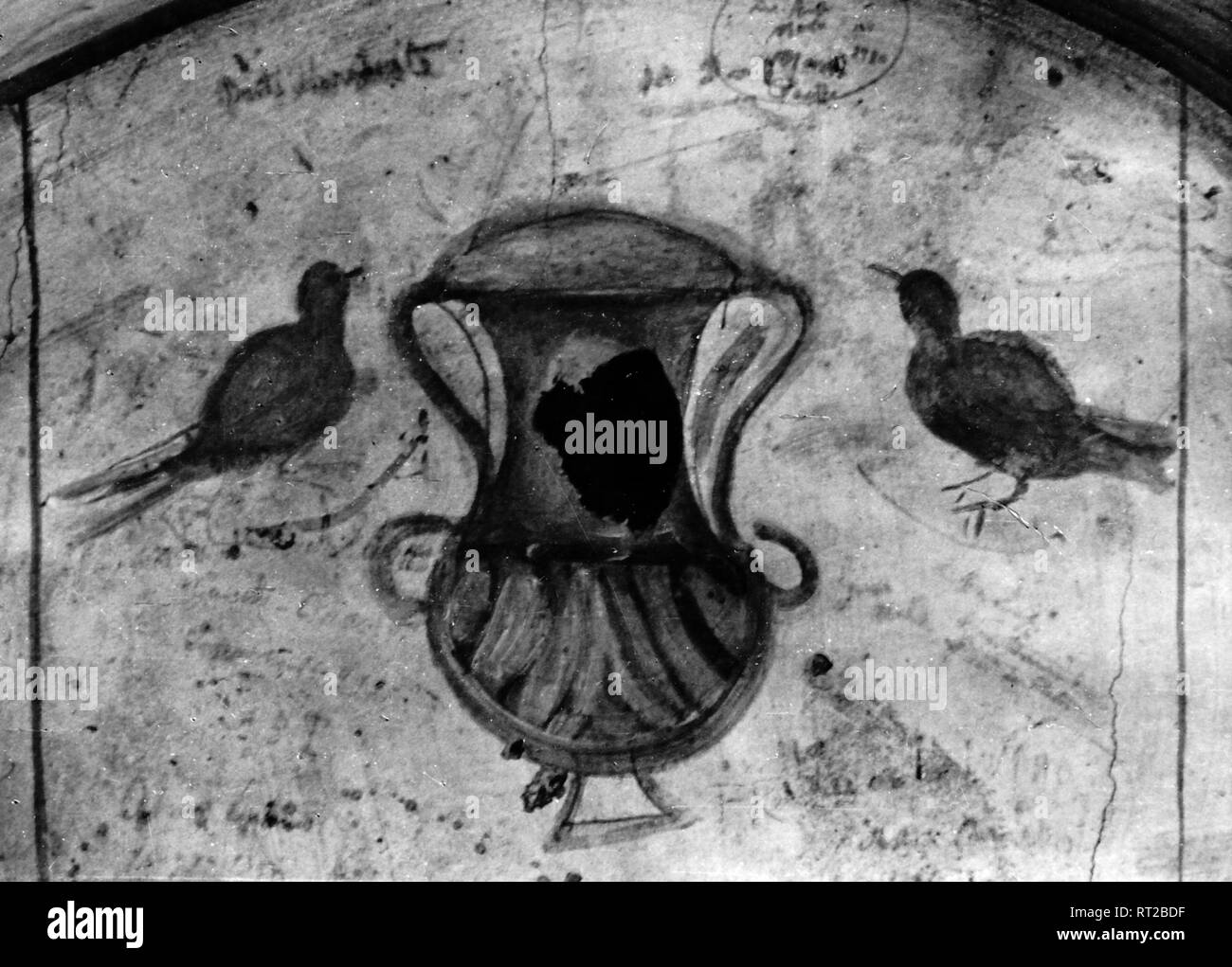 Erich Andres Italien - In den Katakomben von Rom in den 1950er Jahren: Seelenvögel sind alte christliche Symbole, und hier als einziger Schmuck über der Gruft der Domitilla. 512/32 Stock Photo