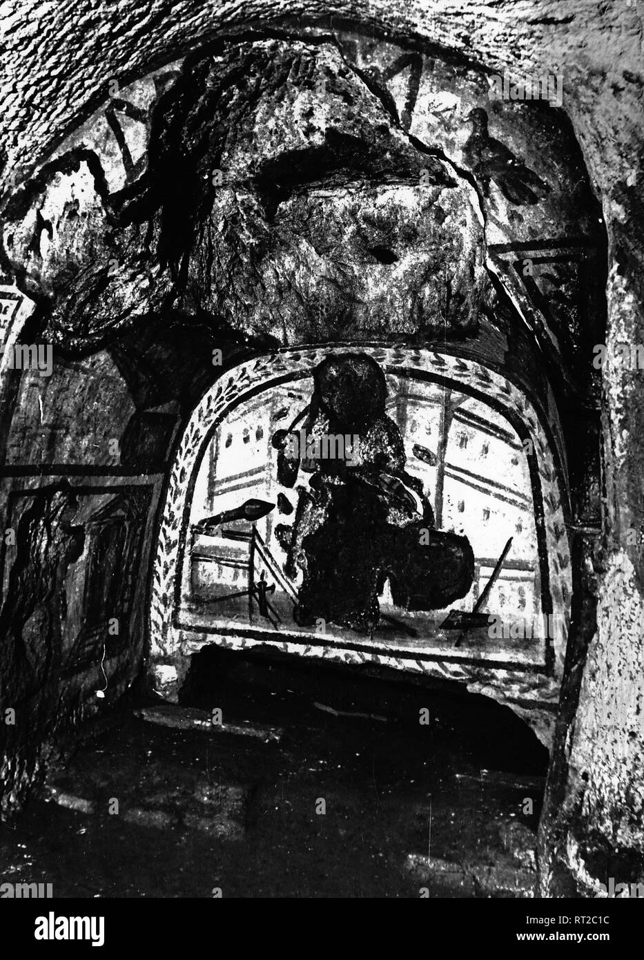 Erich Andres Italien - In den Katakomben von Rom in den 1950er Jahren: die Gruft des Totengräbers Diogenes. Das Wandbild stellt den Totengräber mit seinen Werkzeugen dar. 511/16 Stock Photo