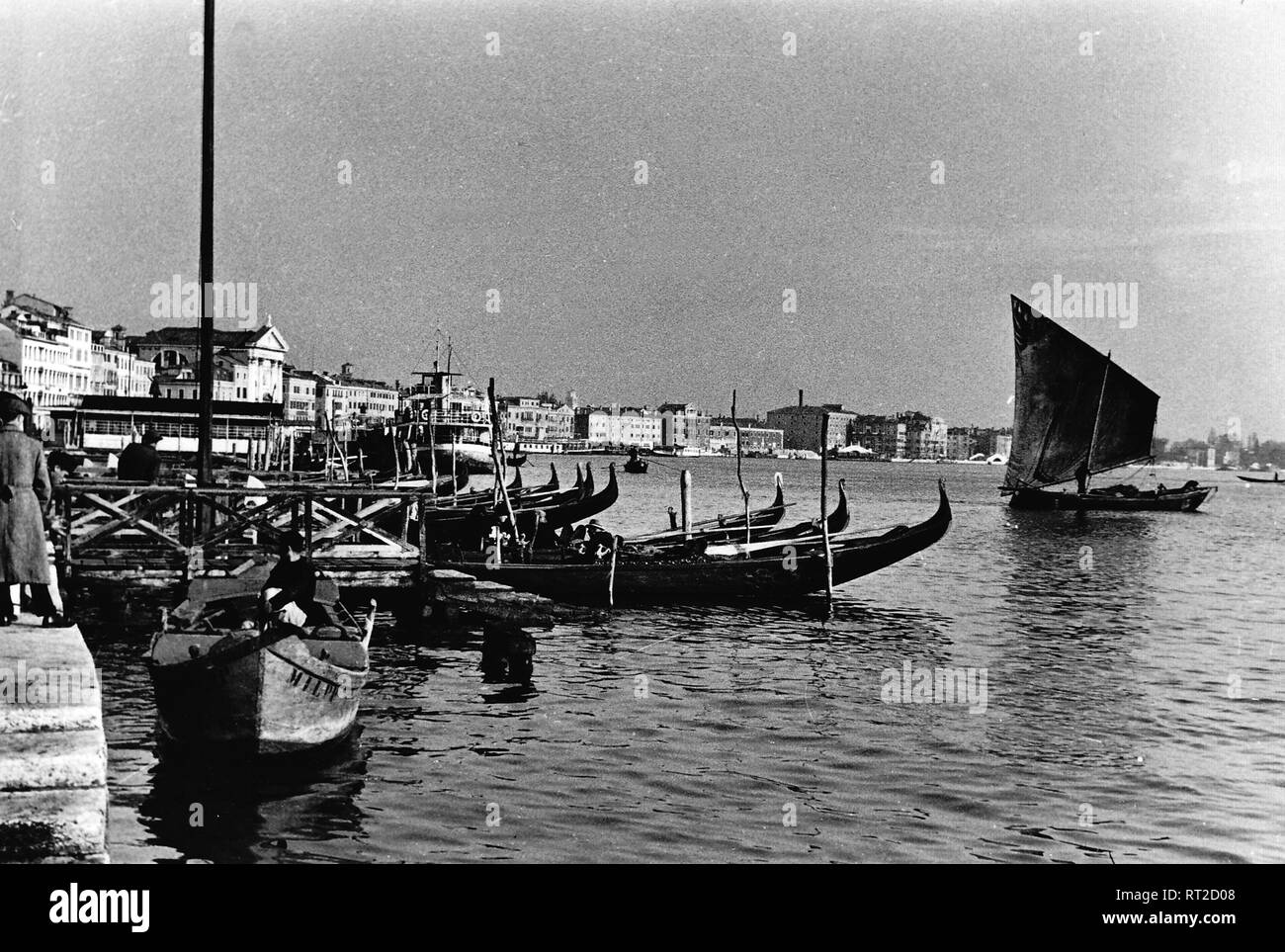 Erich Andres Italien - Auf dem Canale Grande gegen das Meer im Venedig der 1950er Jahre. Grand Canal to the sea at Venice, Italy. 539/39 Stock Photo