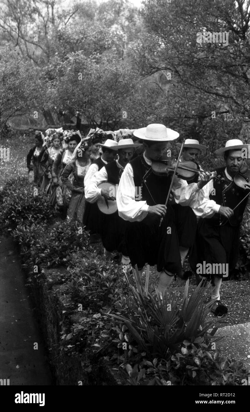 Griechenland, Greece - Eine Folkloregruppe spielt auf zum Tanz auf Korfu, Griechenland, 1950er Jahre. A local costume group playing music at Corfu, Greece, 1950s. Stock Photo