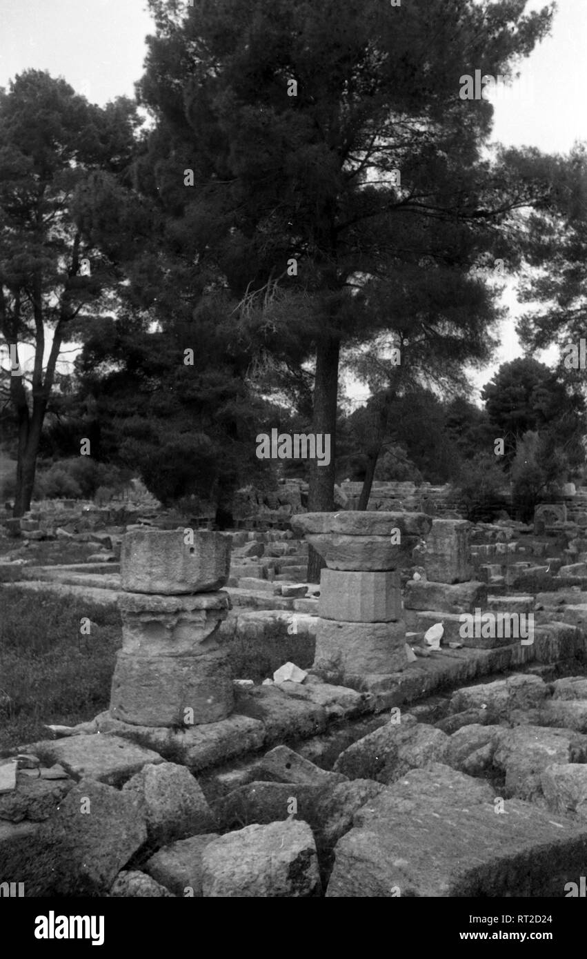 Griechenland, Greece - Ein Baum steht inmitten eines antiken Ruinenfelds in Griechenland, 1950er Jahre. A tree inmid of a field of ancient ruins in Greece, 1950s. Stock Photo