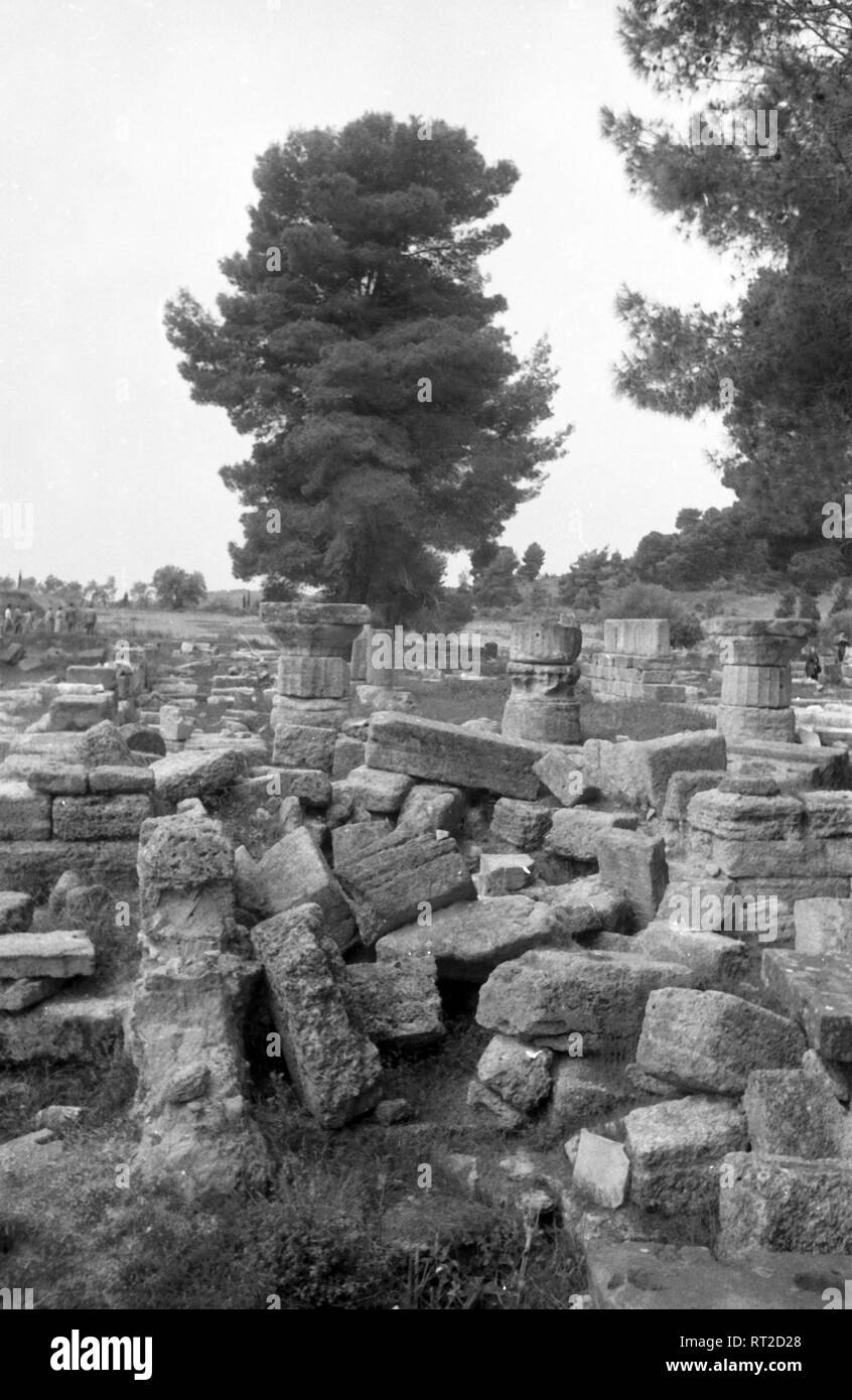 Griechenland, Greece - Ein Baum steht inmitten eines antiken Ruinenfelds in Griechenland, 1950er Jahre. A tree inmid of a field of ancient ruins in Greece, 1950s. Stock Photo