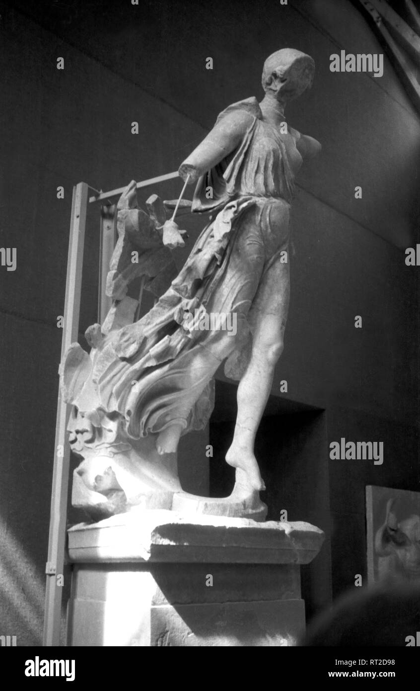 Griechenland, Greece - Statue der Göttin Nike im Museum von Olympia, Griechenland, 1950er Jahre. Statue of goddess Nike at the museum of Olympia, Greece, 1950s. Stock Photo