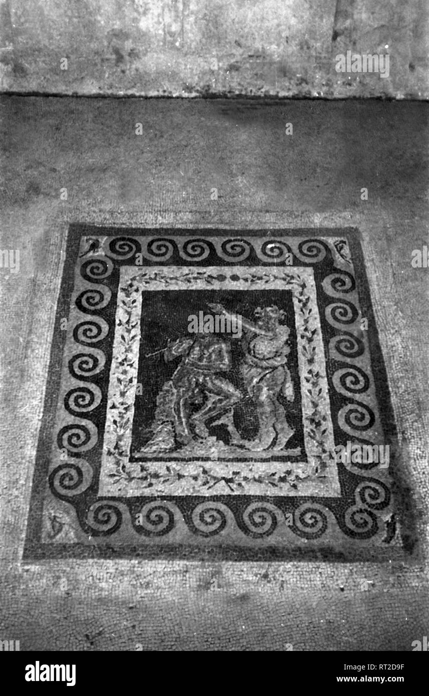 Griechenland, Greece - Ein antiker Mosaik stellt zwei Musikanten dar, Insel Delos, Griechenland, 1950er Jahre. An ancient mosaic shows to musicians, island of Delos, Greece, 1950s. Stock Photo