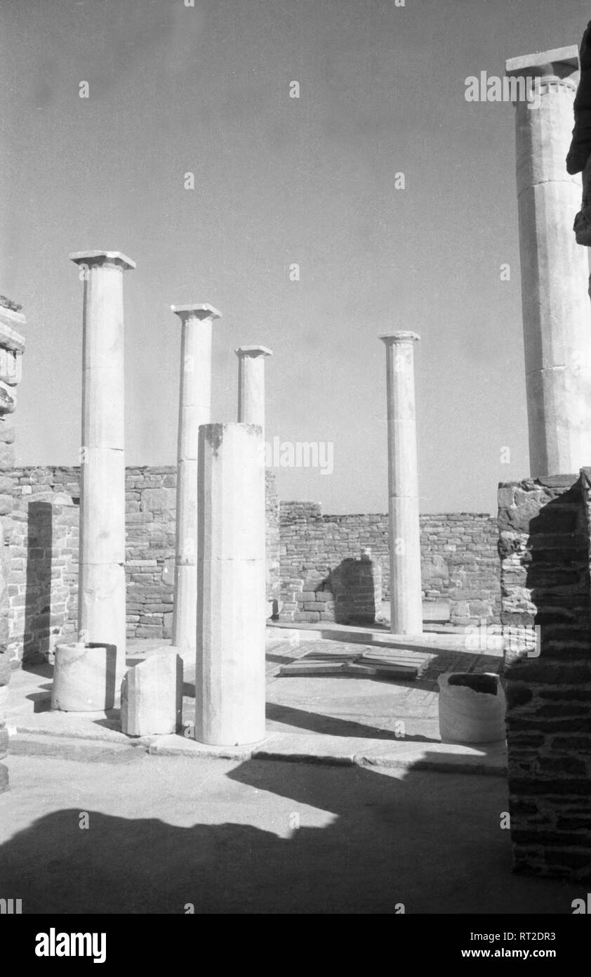 Griechenland, Greece - Überreste einer Säulenhalle in Delos, Griechenland, 1950er Jahre. Remains of a hall with colums at delos, Greece, 1950s. Stock Photo