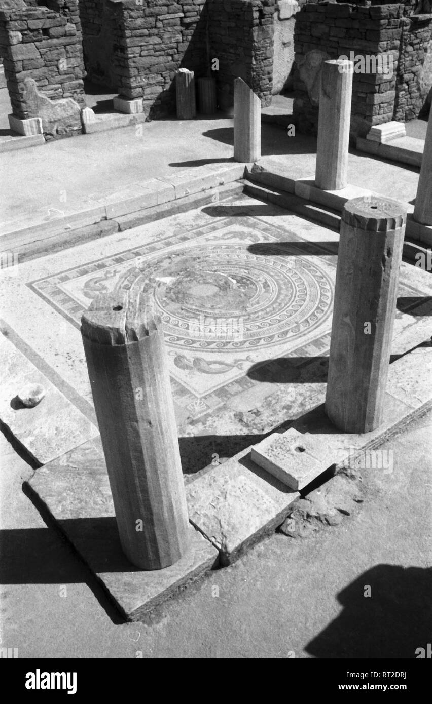Griechenland, Greece - Mosaik im Inneren des Hauses der Delphine auf Delos in Griechenland, 1950er Jahre. Mosaic inside of the house of the dolphins at the island of Delos, Greece, 1950s. Stock Photo