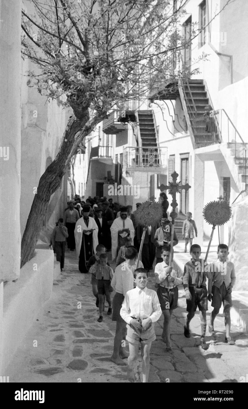 Griechenland, Greece - Jungen führen eine kirchliche Prozession an, Griechenland, 1950er Jahre. Little boys heading a churchly procession, Greece, 1950s. Stock Photo