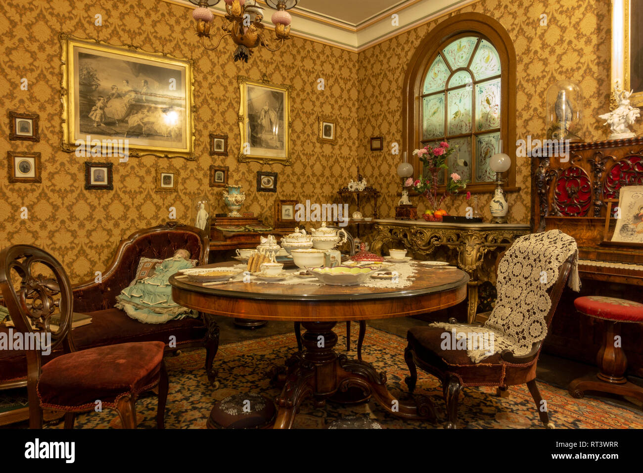 A middle class Victorian Parlour Room (c 1870s), York Castle Museum, York, Yorkshire, UK. Stock Photo