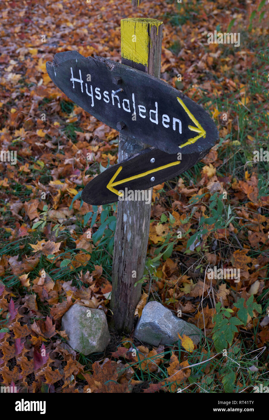Sign showing a footpath Stock Photo - Alamy