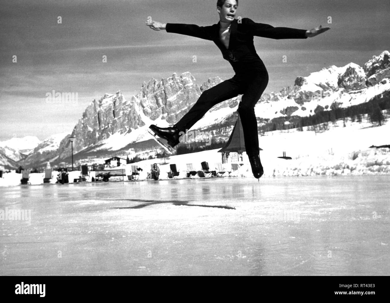 US Sportler (Eiskunstläufer), Ganzfigur, beim Training im Freien, 1960er, Additional-Rights-Clearance-Info-Not-Available Stock Photo