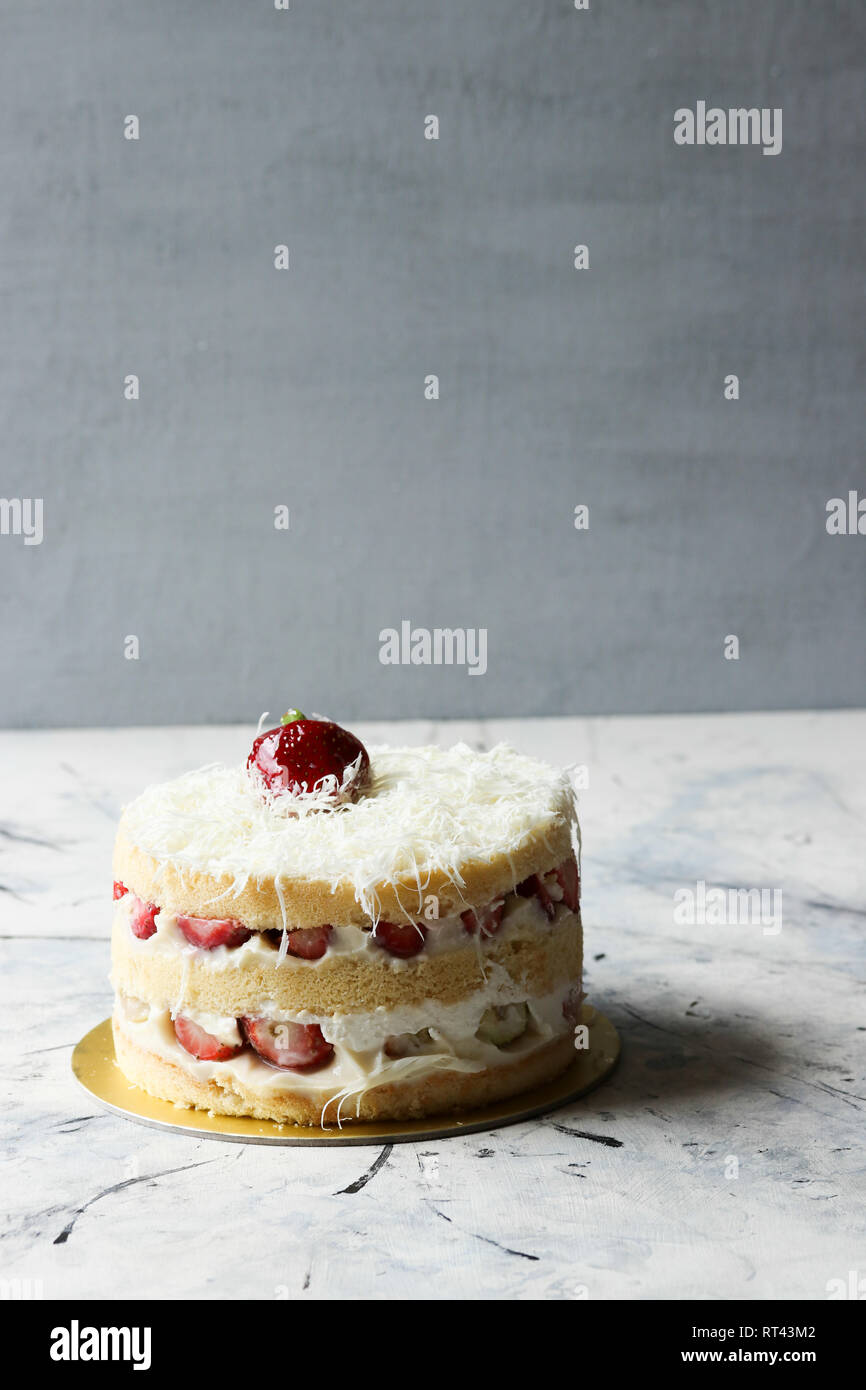 Strawberry cake in bakery hi-res stock photography and images - Alamy