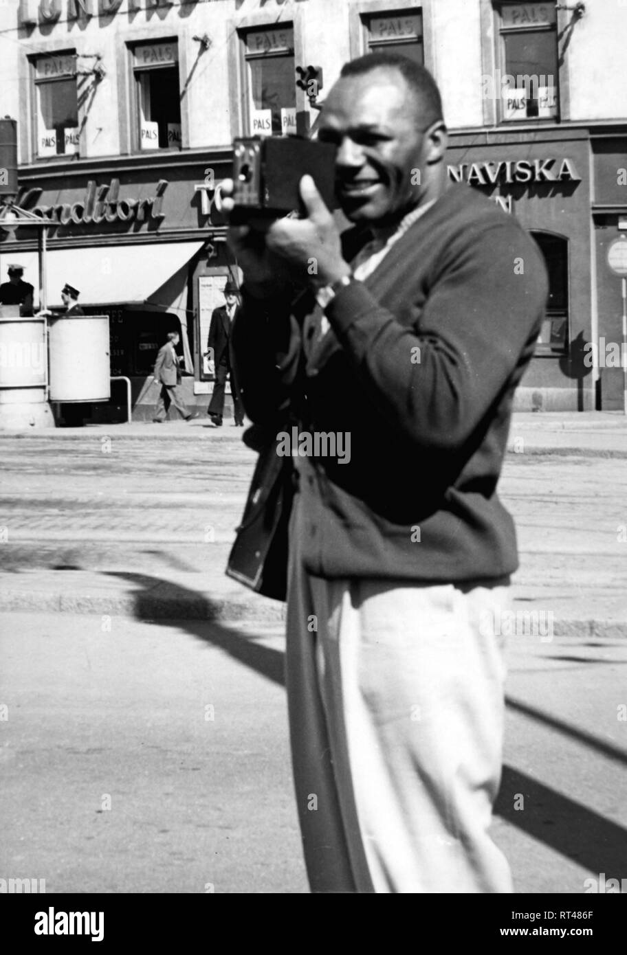 Walcott, Jersey Joe, 31.01.1914 - 25.2.1994, American boxer, with a camera, during the Universal Sport Exhibition, Stockholm, 27.7. - 13.8.1949, Additional-Rights-Clearance-Info-Not-Available Stock Photo