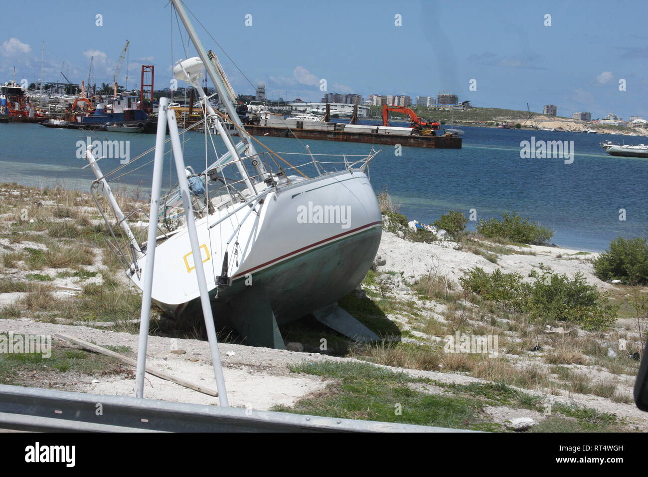 Run aground sailboat hires stock photography and images Alamy