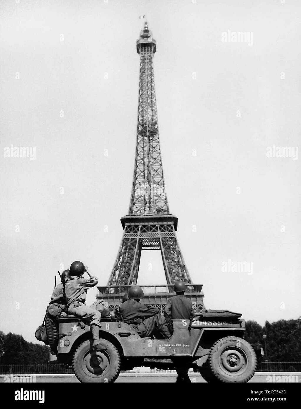 American soldiers viewing The Eiffel Tower after the liberation of Paris France, 1944. Stock Photo