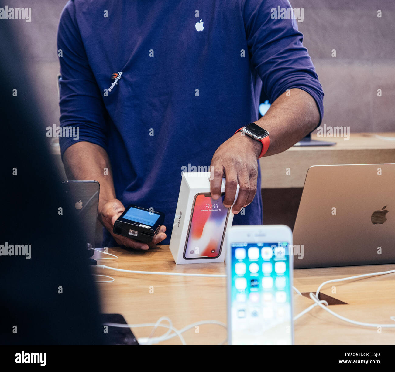 izleyin aramak katolik  STRASBOURG, FRANCE - NOV 3, 2017: Black ethnicity seller scanning the Apple iPhone  X 10 box before sale to customers Stock Photo - Alamy