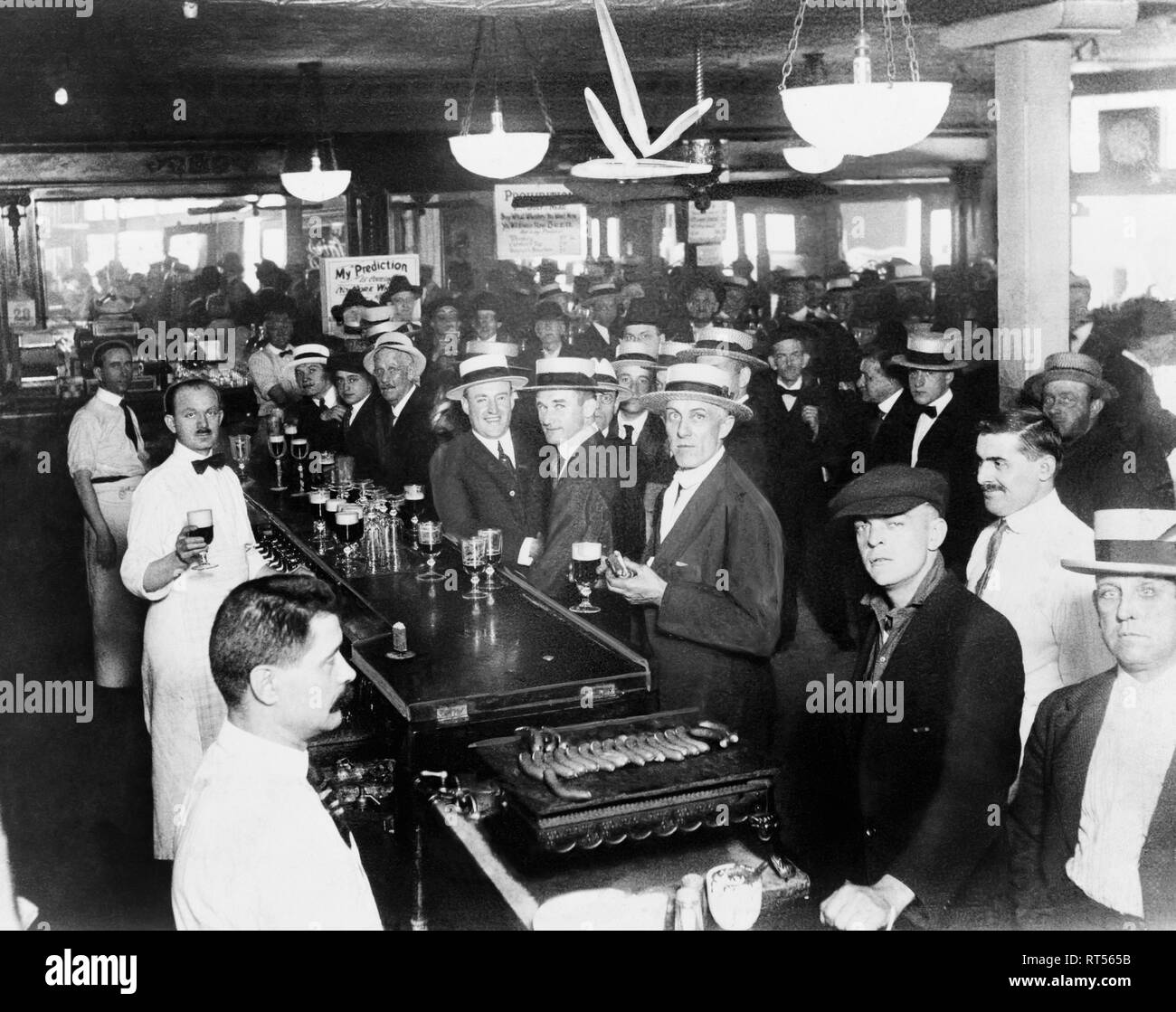 A crowded bar in New York City hours before midnight during prohibition Stock Photo Alamy