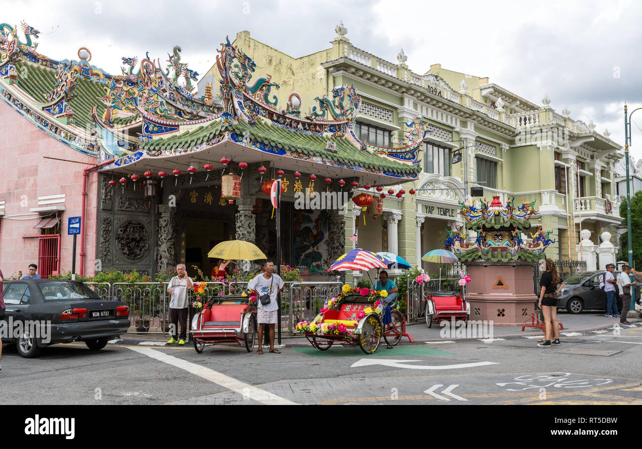 George Town, Penang, Malaysia.  Trishaws Waiting for Passengers in front of Yap Ancestral Temple, Choo Chay Keong. Stock Photo