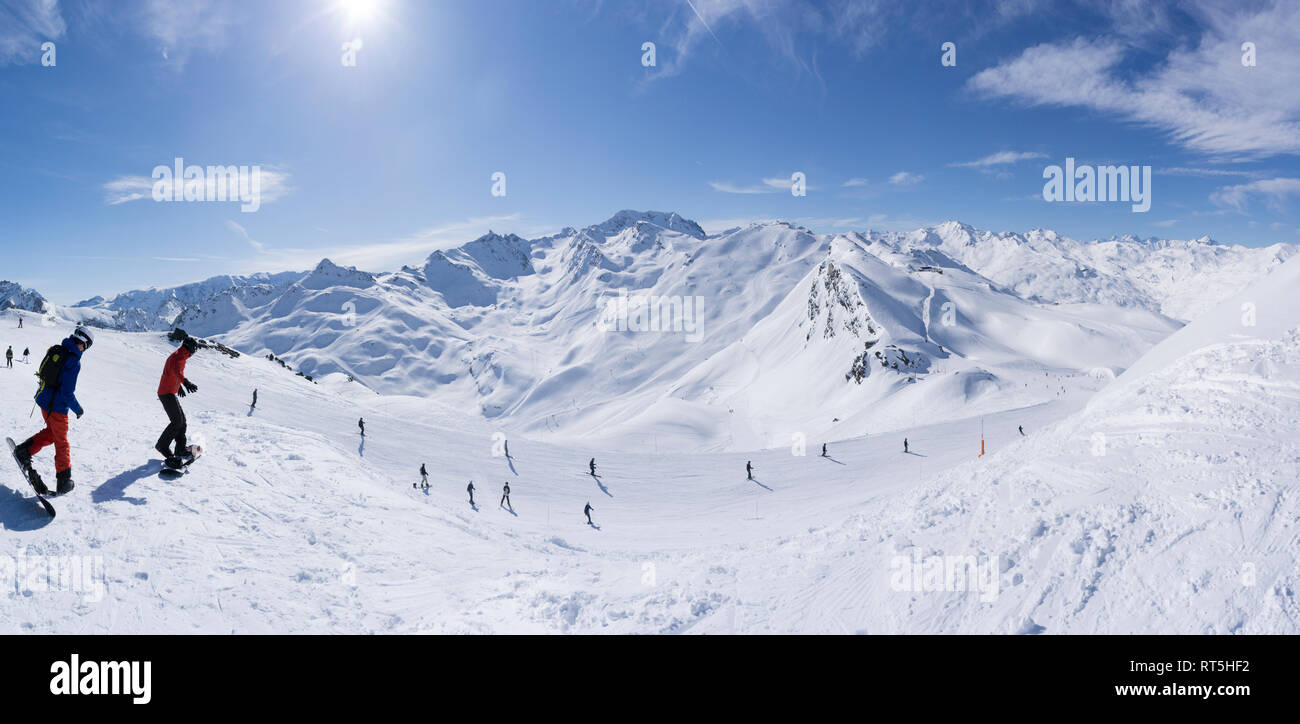 France, French Alps, Les Menuires, Trois Vallees, Panoramiv view with snowboarders Stock Photo