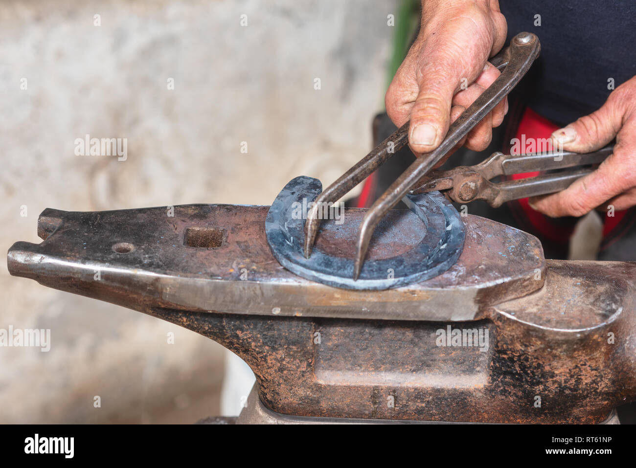 Blacksmith working on the anvil, making a horseshoe Stock Photo Alamy