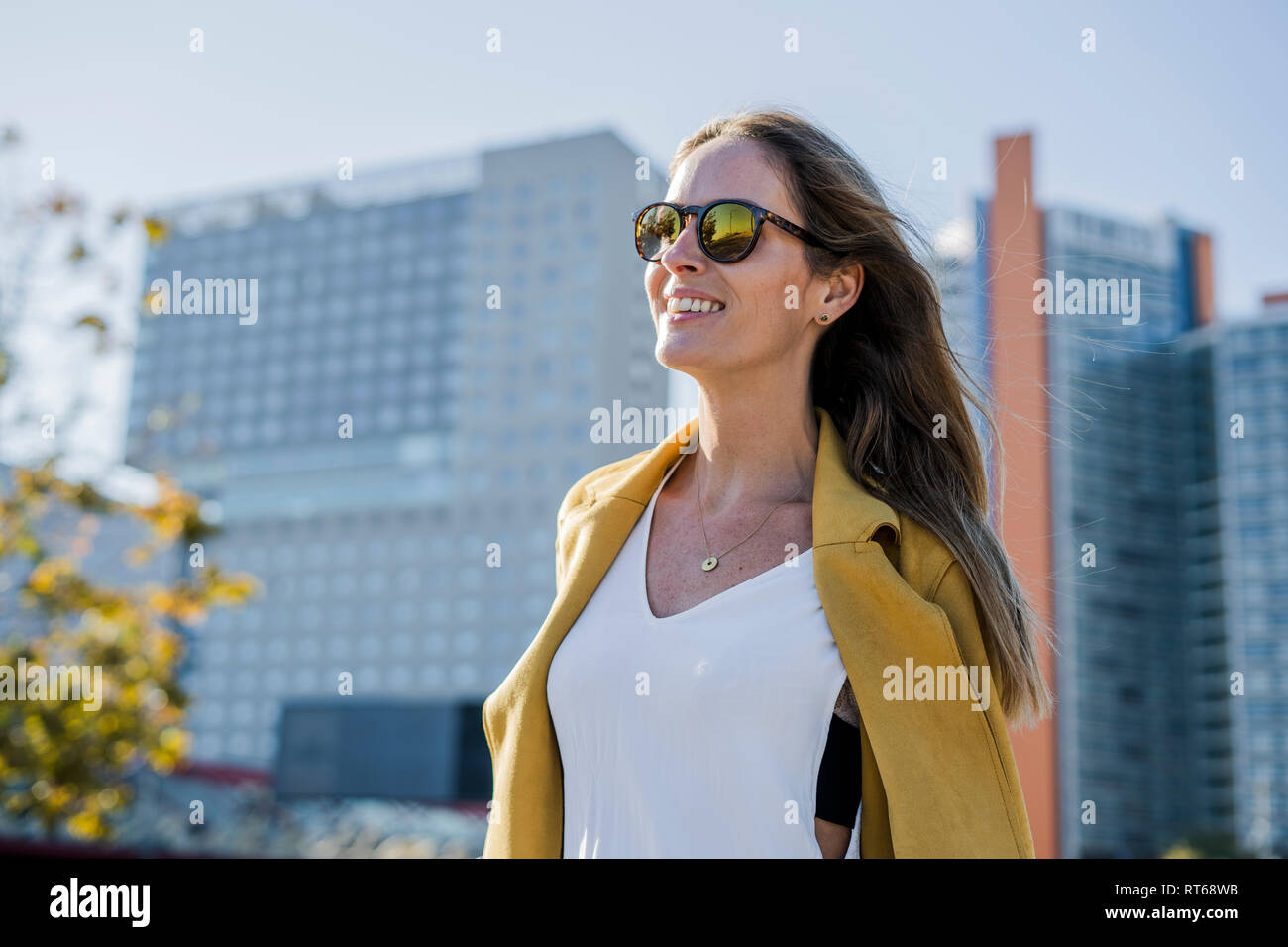Woman with sunglasses in the city hi-res stock photography and images ...