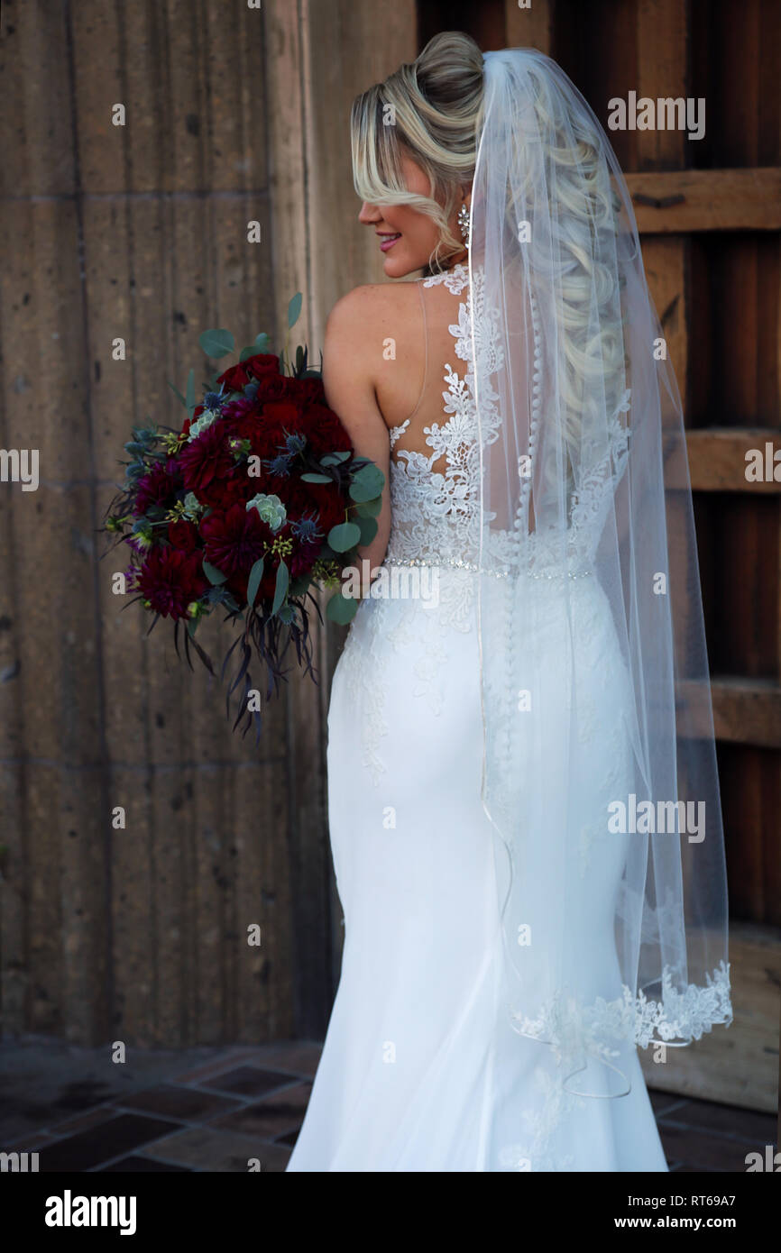 beautiful bride posing with flower bouquet Stock Photo - Alamy