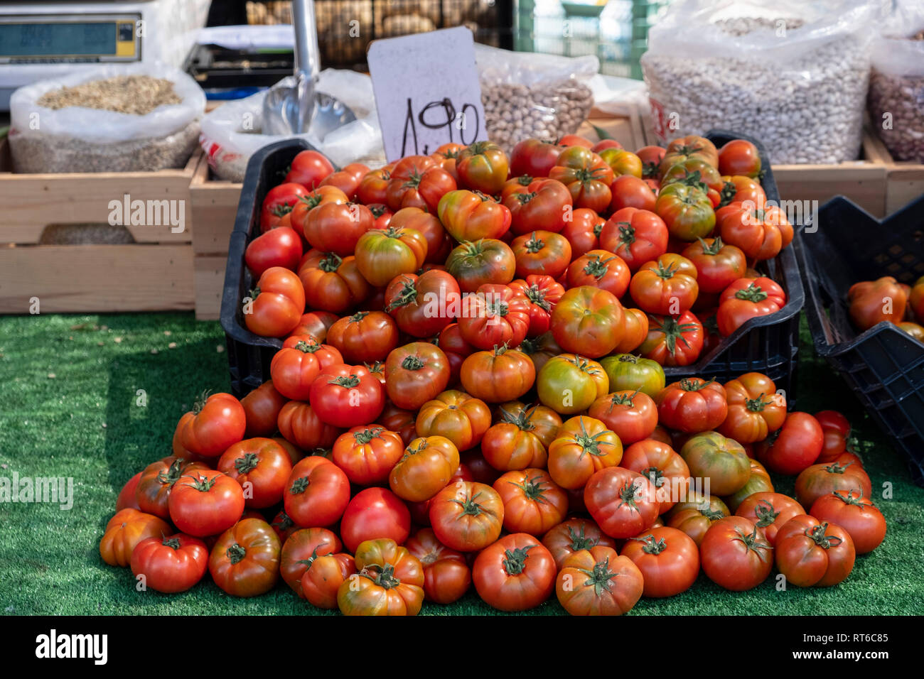 pile of green and red tomatoes in market in Spain Stock Photo - Alamy
