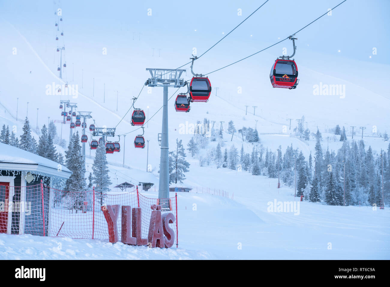 Ylläs ski resort and gondola lift with people in them in Kolari and
