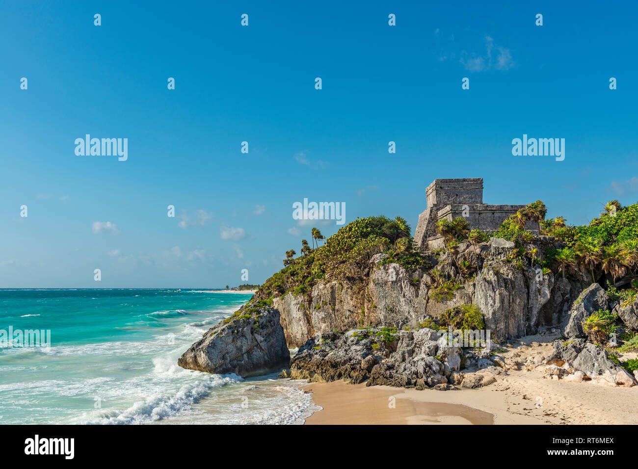 The God of Winds temple in the Maya ruin complex of Tulum with its paradise beach, Quintana Roo state, Yucatan Peninsula, Mexico. Stock Photo