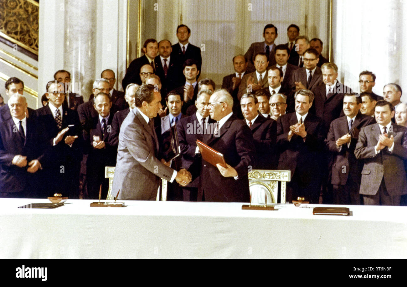 President Nixon and Nikolay Podgorny (Chairman of the Presidium of the Supreme Soviet of the USSR) sign agreements in cooperation between the United States and USSR in the fields of environmental protection, medical science, and public health at St. Vladimir Hall in the Grand Kremlin Palace, Moscow. Stock Photo