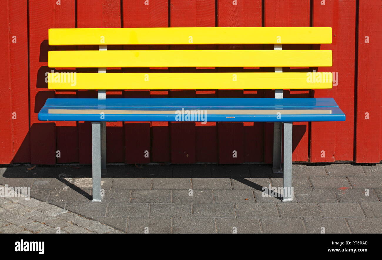 Bunte Sitzbank aus Holz, Deutschland Stock Photo