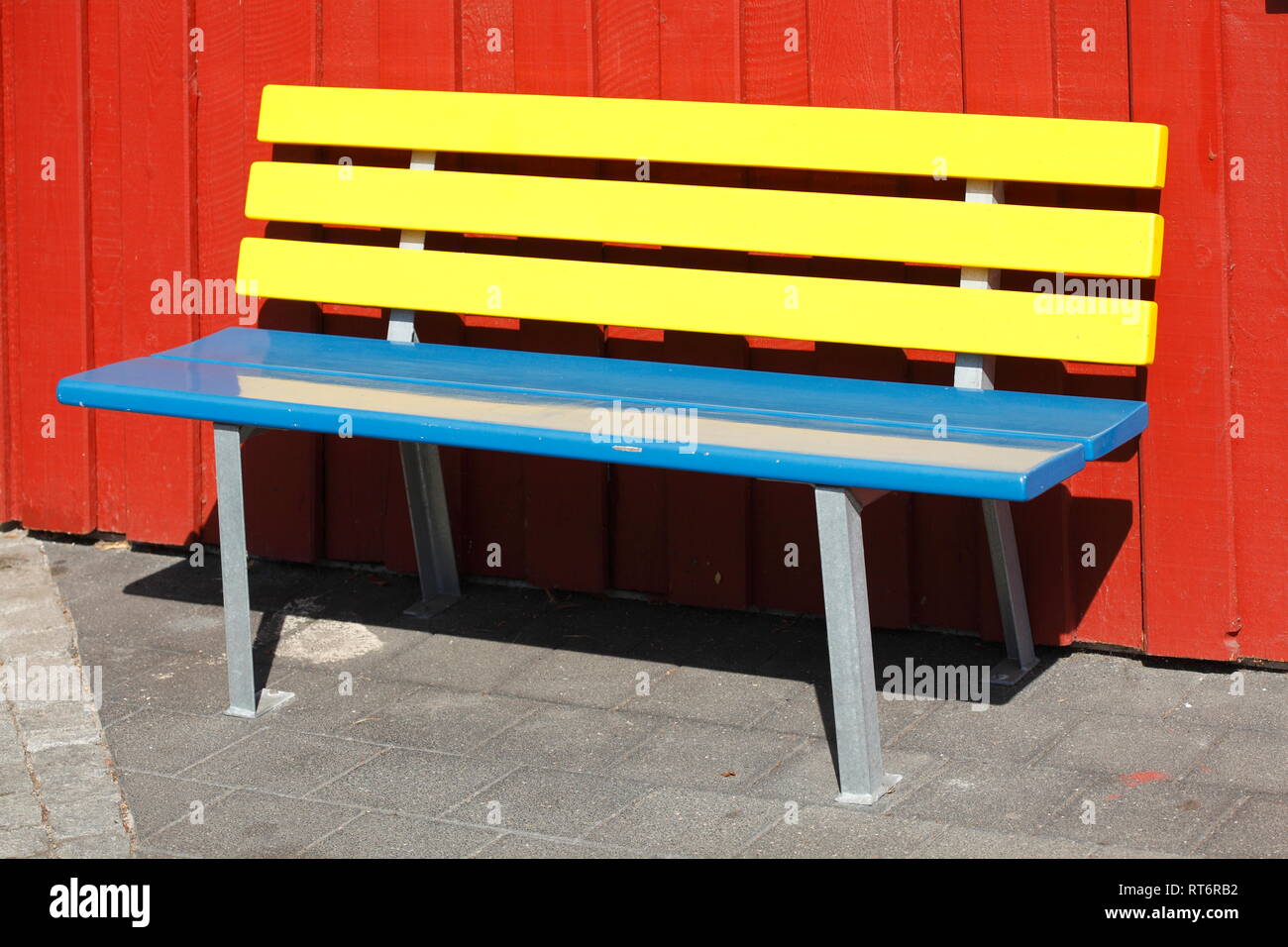 Bunte Sitzbank aus Holz, Deutschland Stock Photo