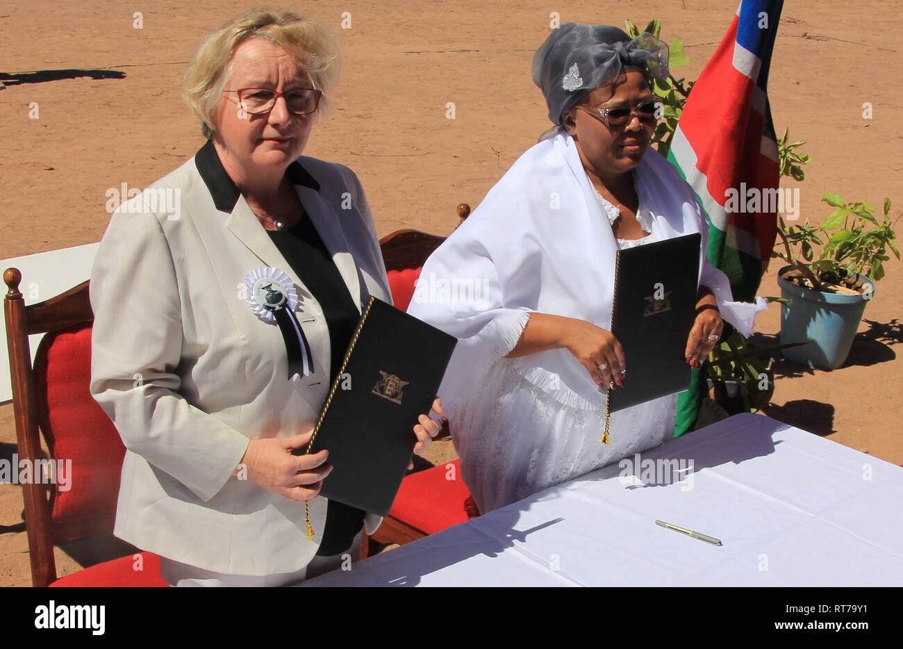 HANDOUT - 28 February 2019, Namibia, Gibeon: Baden-Württemberg's Science Minister Theresia Bauer (Greens) and Namibia's Education Minister Katrina Hanse-Himarwa handing over cultural assets stolen during colonial times. The two objects, a whip and a Bible, belonged to Hendrik Witbooi, a leader of the Nama people and Namibian national hero. So far they have been stored in the Linden Museum in Stuttgart. (to dpa "Baden-Württemberg gives important cultural assets back to Namibia" from 28.02.2019) Photo: Frank Steffen/Allgemeine Zeitung Namibia/dpa - ATTENTION: Only for editorial use in connecti Stock Photo