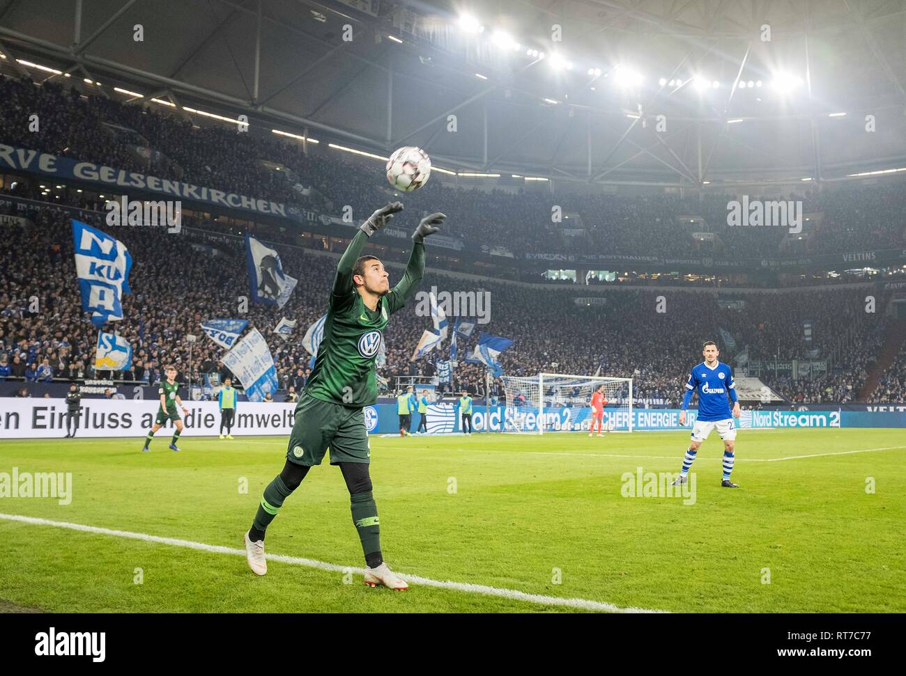Gelsenkirchen, Deutschland. 21st Jan, 2019. Throw in WILLIAM (WOB), Action, Football 1.Bundesliga, 18.matchday, FC Schalke 04 (GE) - VfL Wolfsburg (WOB) 2: 1, the 20.01.2019 in Gelsenkirchen/Germany. ## DFL regulations prohibit any use of photographs as image sequences and/or quasi-video ## | usage worldwide Credit: dpa/Alamy Live News Stock Photo