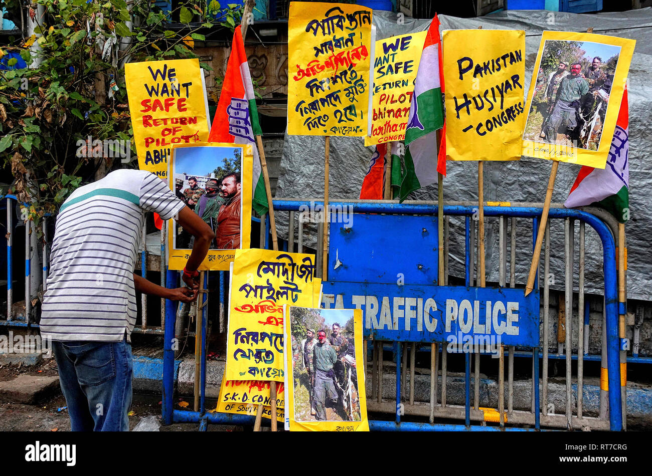 Kolkata, West Bengal, India. 28th Feb, 2019. An activist of Indian National Congress seen seen hanging placards at the traffic police gate during the protest against Pakistan and demand for a safe return of the Indian air force Pilot Abhinandan Vardaman to India who was captured by the Pakistan Army yesterday. Credit: Avishek Das/SOPA Images/ZUMA Wire/Alamy Live News Stock Photo